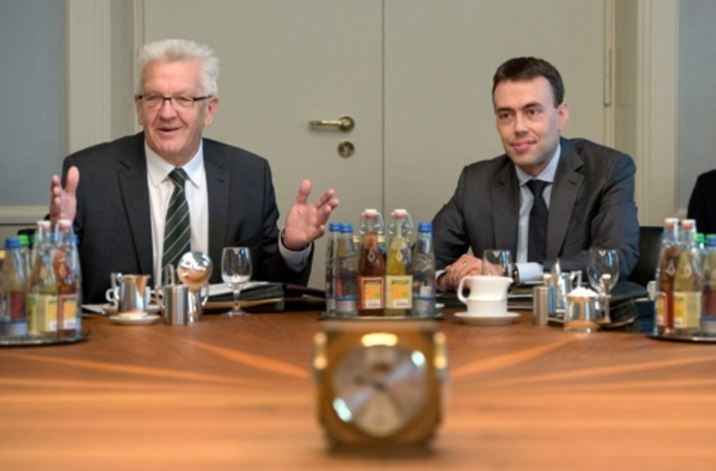Ministerpräsident Winfried Kretschmann (links) und Wirtschafts- und Finanzminister Nils Schmid bei der Kabinettssitzung in der grundsanierten Villa Reitzenstein.