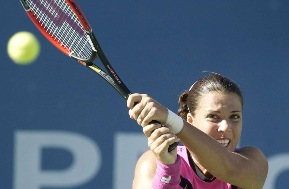 Die amerikanische Tennisspielerin Jennifer Capriati beendete mit 28 Jahre ihre Karriere. Sie wurde von zahlreichen Verletzungen geplagt.