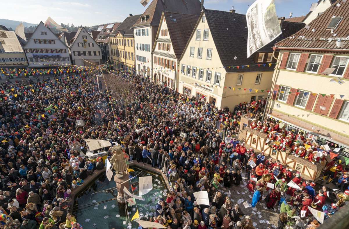 Herrliches Narrenwetter lässt Tausende zum Narrensprung in die Hochburg Weil der Stadt kommen.