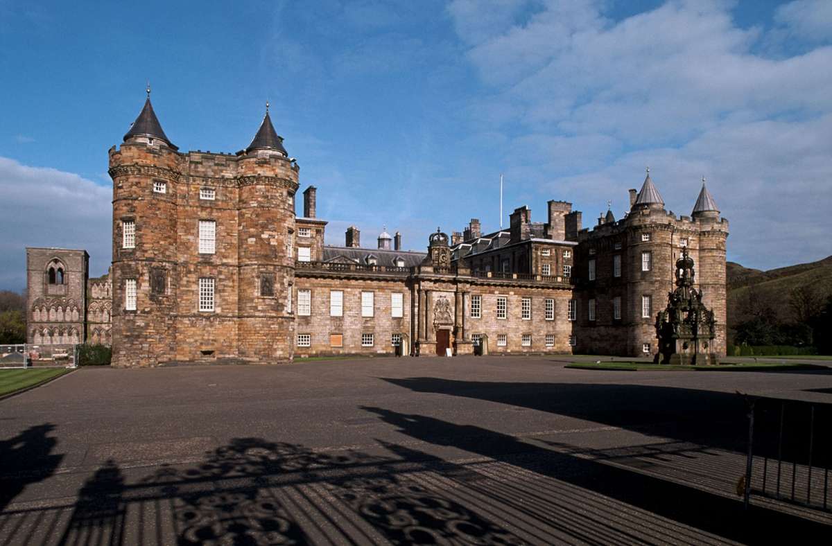 Holyrood Palace: Holyrood in Edinburgh ist der „Buckingham Palace des Nordens“ und wird für staatliche Zwecke genutzt, wenn sich der Monarch in Schottland befindet.