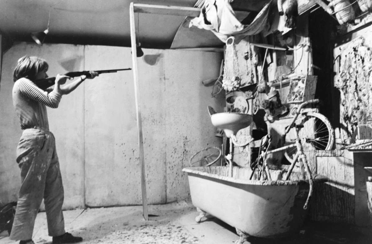 Niki de Saint Phalle schießt 1961 erstmals auf ihre Kunst