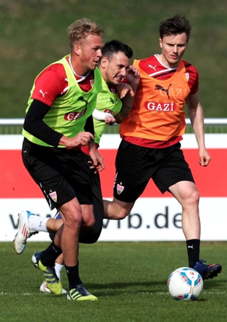 ...Vollgas. Auch Raphael Holzhauser (links) und Timo Gebhart (Mitte) kämpfen mit William Kvist um den Ball. Konzentriert und...