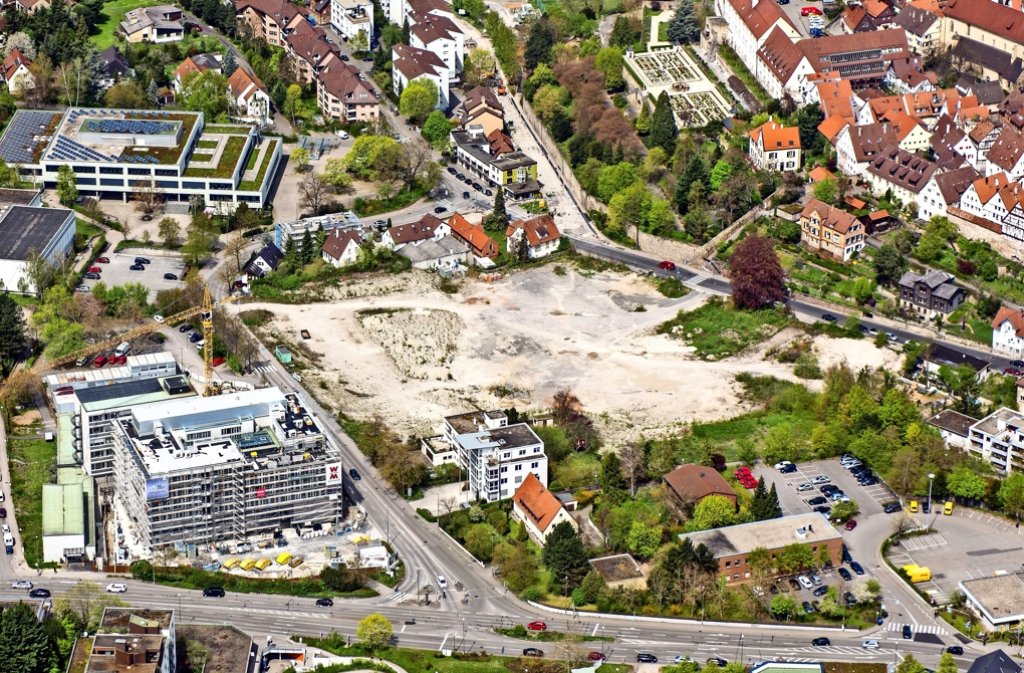 Die Brache aus der Vogelperspektive: unten die Leonberger Straße, links der Rathaus-Neubau, rechts oben die Altstadt mit Pomeranzengarten.