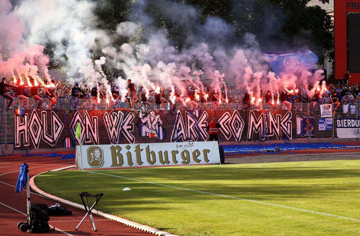 Die Kickers-Fans sorgten für viel Feuer in Trier.