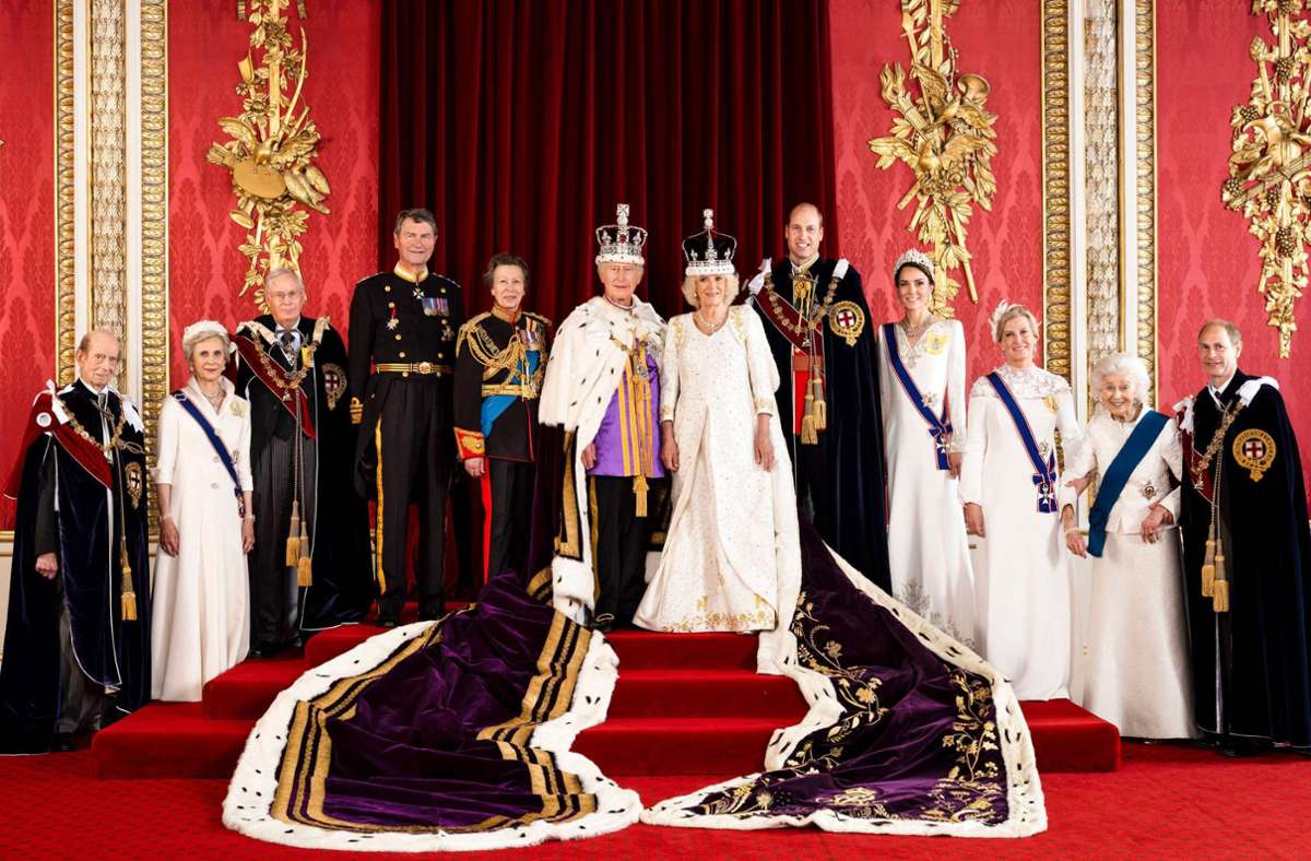 König Charles III., Königin Camilla und die anderen „working Royals“ auf den Stufen des Throns im Buckingham Palace.