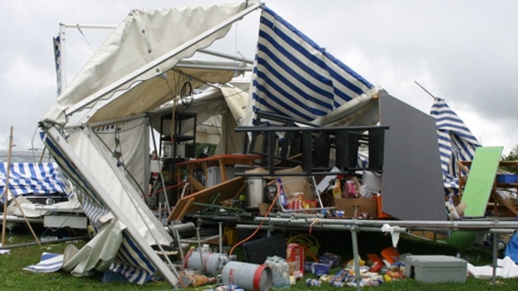 Tornado bei Aalen: Windhose verwüstet Campingplatz am Hammerschmiedesee,  27 sind verletzt