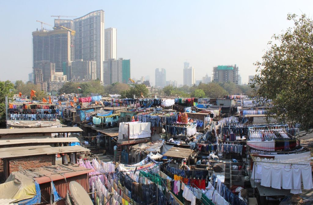 Die Open-Air-Wäscherei Dhobi Ghat gehört zu den kuriosen Sehenswürdigkeiten von Mumbai. An dem zentralen Waschplatz direkt an der Mahalaxmi Station arbeiten 10 000 Menschen und waschen für einen Hungerlohn die Wäsche aus Hotels und Krankenhäusern. Von der Brücke hat man einen guten Blick auf dieses Faszinosum.
