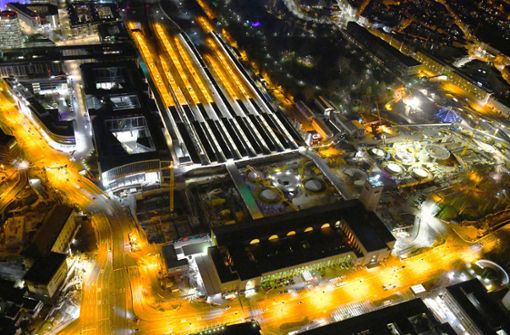 Die wohl bekannteste Baustelle der Republik: Der Stuttgarter Hauptbahnhof wird unter die Erde verlegt – die riesige Baugrube ist auch bei Nacht gut erkennbar, fotografiert von Robert Grahn, anzuschauen im Fotobuch „Deutschland leuchtet“. Foto: euroluftbild.de/Robert Grahn