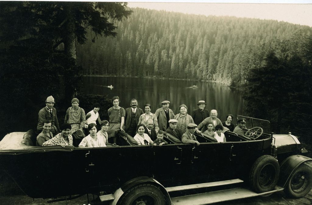 Eine Reisegesellschaft im offenen Bus besucht den Mummelsee (1928).