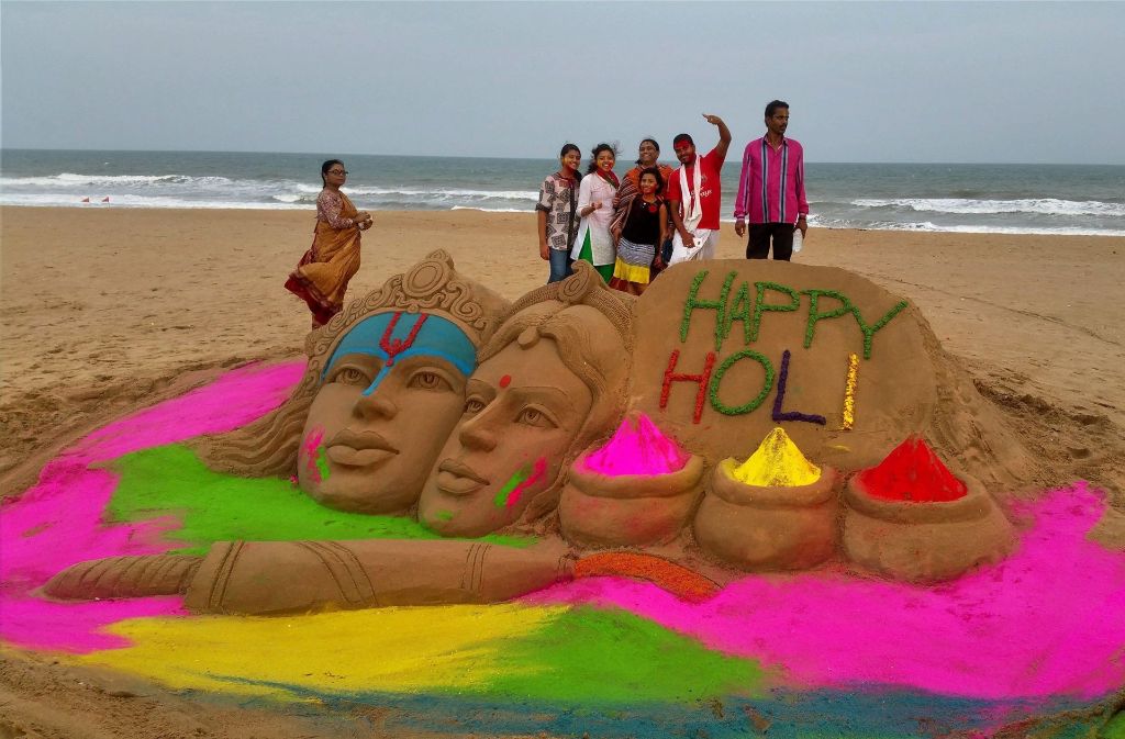 Fröhliches Holi-Festival: Am Strand in Puri (Indien) stehen Farben für das Spektakel bereit.