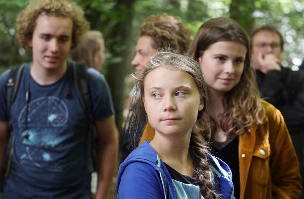 Greta Thunberg (Mitte) steht mit Luisa Neubauer (rechts), der deutschen Organisatorin der Klimastreiks „Fridays for Future“, im Hambacher Forst.