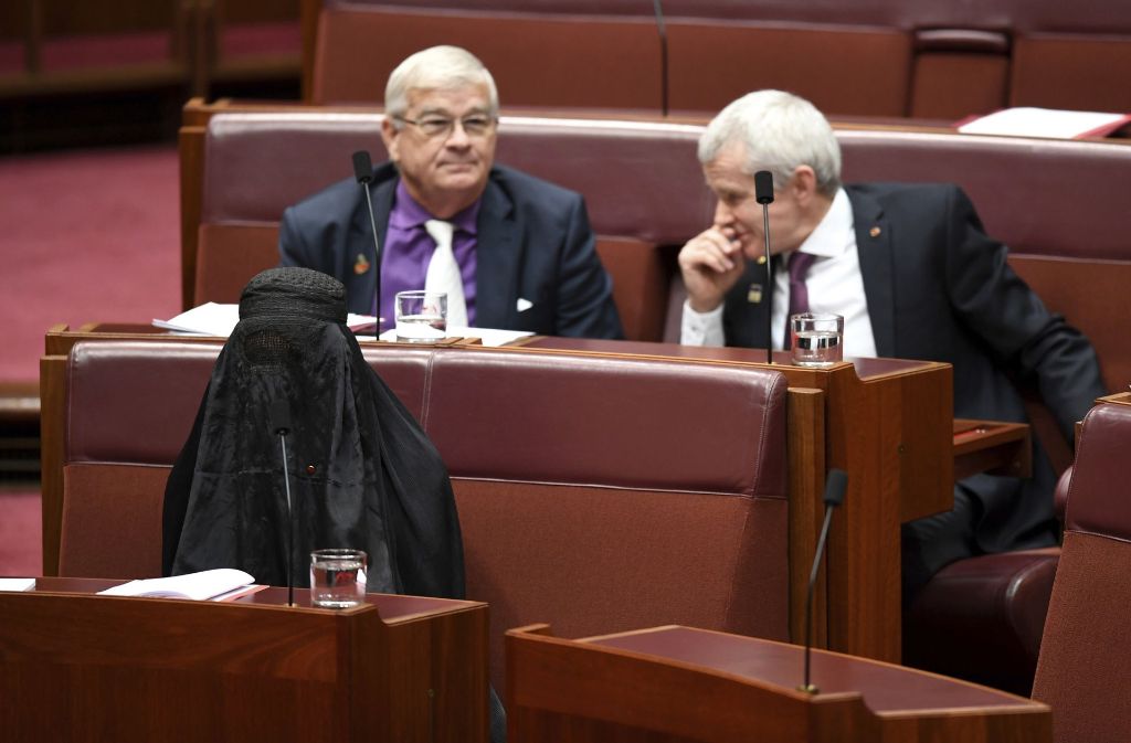 Pauline Hanson hat zehn Minuten vollverschleiert im australischen Parlament gesessen.