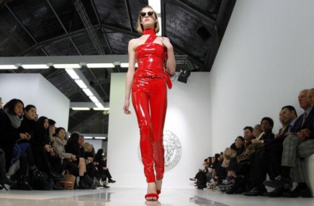 Lack und Leder auf der Mailänder Modewoche: Kreationen von Donatella Versace