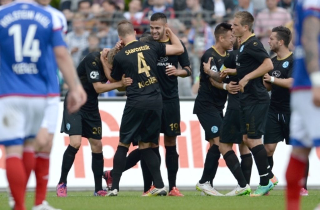 Die Spieler der Stuttgarter Kickers bejubeln das 2:0 gegen Holstein Kiel.