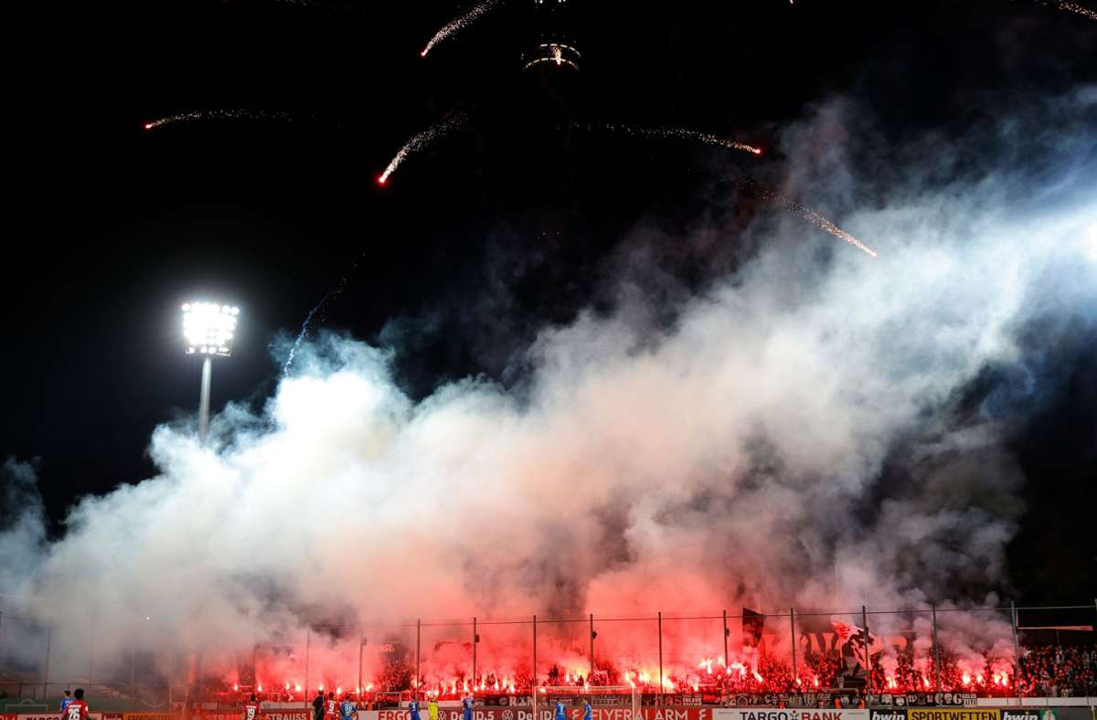 Die Eintracht-Fans sorgten für ein Feuerwerk unterm Fernsehturm.