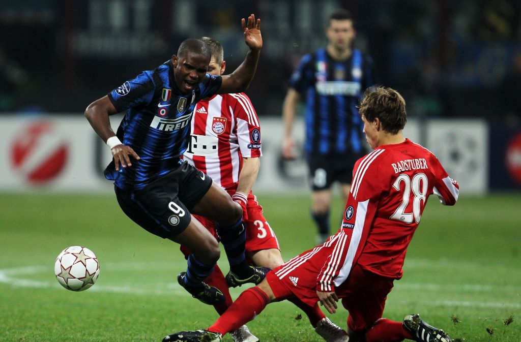 Hartes Duell Badstuber gegen Samuel Eto’o von Inter Mailand im Februar 2011.