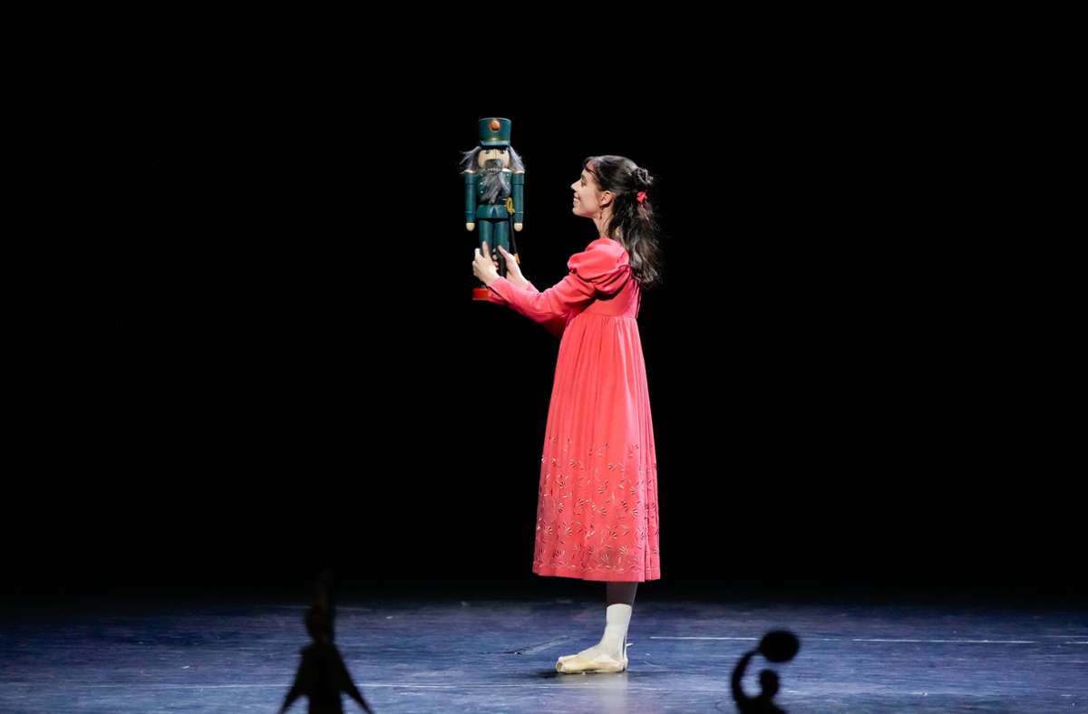 Stuttgarter Ballett tanzt „Nussknacker“: Elisa Badenes freut sich als Clara über ihr Weihnachtsgeschenk.