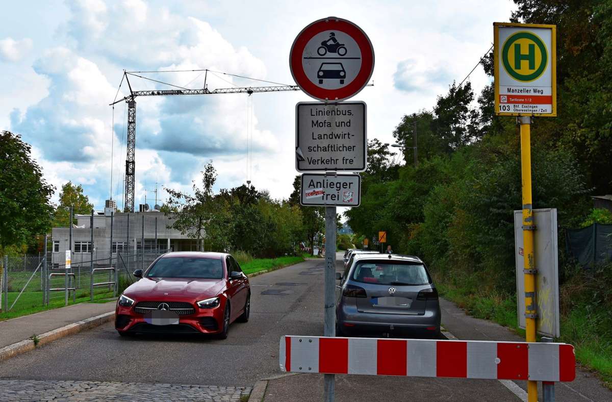 Trotz Durchfahrtsverbot nutzen immer noch viele Autofahrer den Abschnitt der Amstetter Straße als Schleichweg. Foto: /Mathias Kuhn