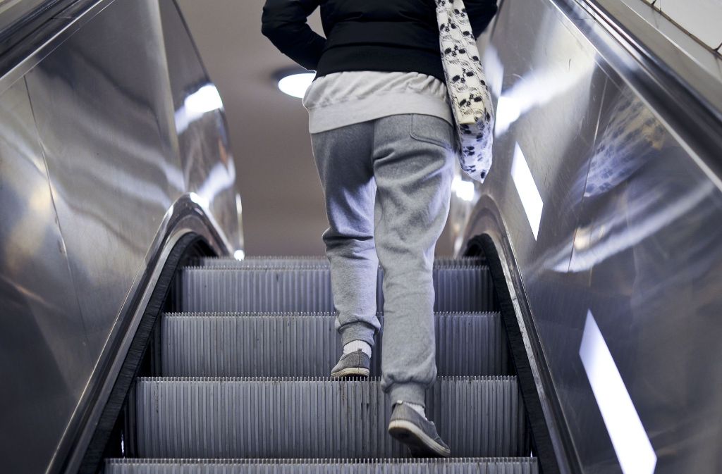 „Gut, dass die Rolltreppen an der S-Bahnstation Universität immer so zuverlässig funktionieren. Die ganzen Treppenstufen in der Früh würden einen ja echt umbringen.“