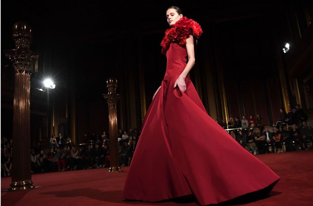 Eine rote Robe bei der Christian Siriano Fashion Show.