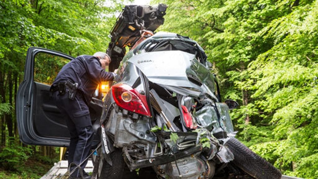 Allmersbach im Tal: 26-jähriger Fahrer stirbt bei Unfall
