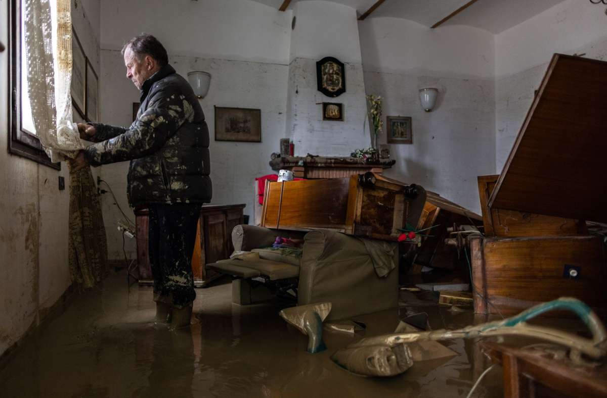 Faenza: Der Anwohner Guiseppe Beltrame steht in seinem Wohnzimmer, nachdem es von einer Flutwelle verwüstet worden ist.