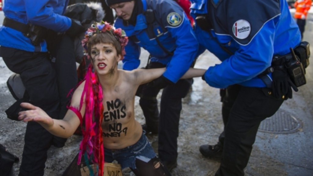  Wenn die Mächtigen in Davos tagen, sind Proteste am Rande des Weltwirtschaftsgipfels an der Tagesordnung. Für mehr Frauen in der Wirtschaft hat sich eine Femen-Aktivistin am Donnerstag barbusig im Schnee stark gemacht. 