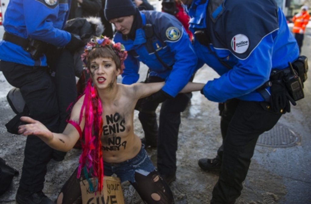 No penis - no money? hat sich eine Femen-Aktivistin auf den nackten Oberkörper gemalt. Die Frau protestierte am Donnerstag aus Anlass des Weltwirtschaftsgipfels in Davos. Foto: dpa
