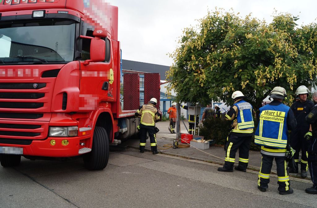 Bei einem Unfall in der Gottlieb-Daimler-Straße in Murr trat Dieselkraftstoff aus einem LKW-Tank aus.