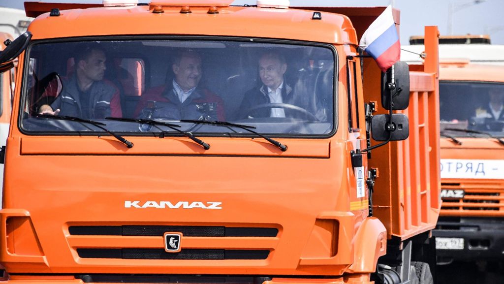 Propaganda-Fahrt im LKW: Wladimir Putin eröffnet die Krim-Brücke