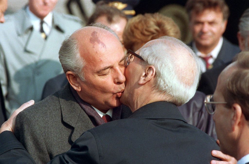 Bruderkuss II: Auch der ehemalige sowjetische Staats- und Parteichef Michail Gorbatschow (links) und der Staatsratsvorsitzende Erich Honecker pflegten sich brüderlich zu küssen – hier mit Wangenküssen bei der Ankunft Gorbatschows in Ost-Berlin zu den Feierlichkeiten zum 40-jährigen Staatsjubiläum der DDR 1989.
