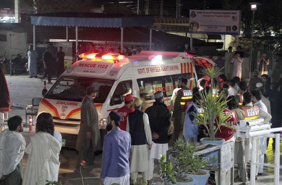 Rettungskräfte entladen Erdbebenopfer aus einem Krankenwagen in einem Krankenhaus in Saidu Sharif, Pakistan. Foto: dpa/Naveed Ali