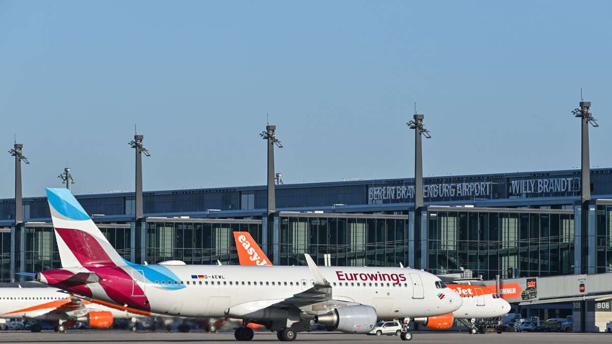Frankfurt am Main: Piloten und Flugbegleiter von Lufthansa-Ferien-Flieger streiken