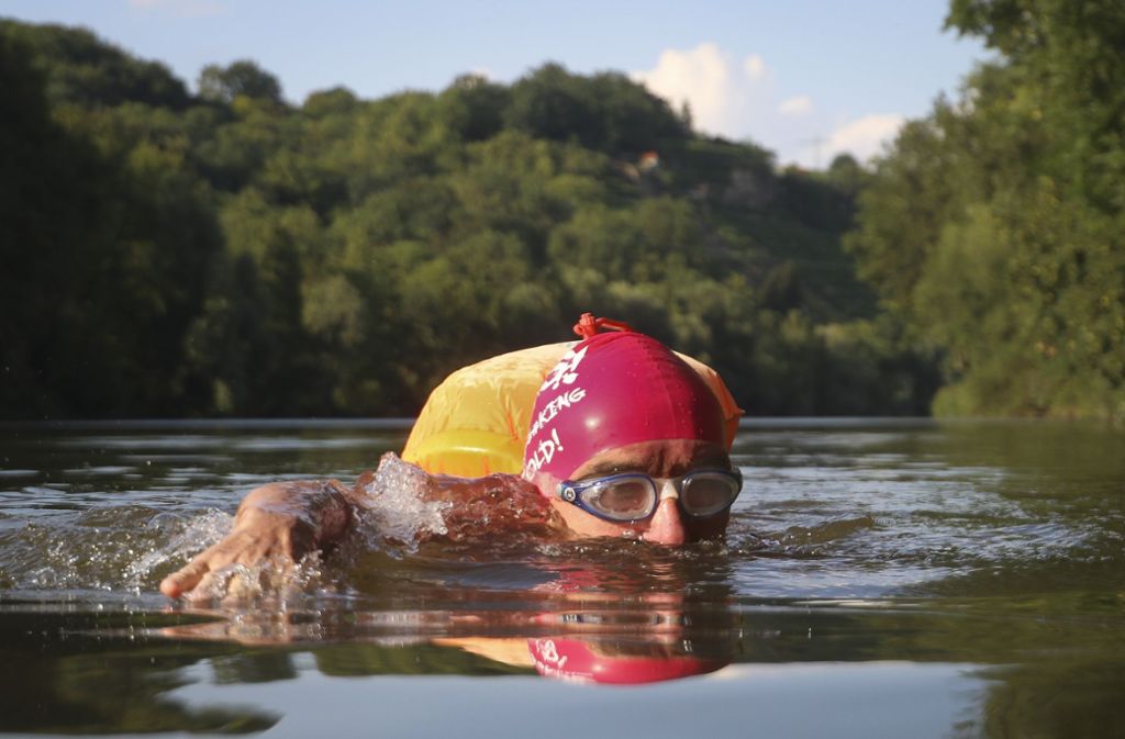Günter Eckert in seinem Element: dieser Mann schwimmt zu jeder Jahreszeit im Neckar.