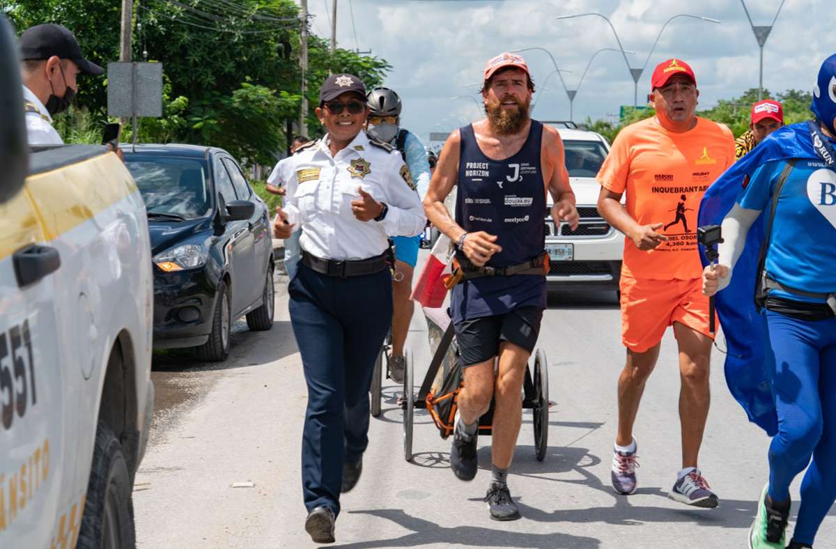 Läufer Deichmann: Von Tijuana aus rennt er an 117 Tagen quer durch Mexico, wo er den Zielort Cancun nach 5060 Kilometern erreicht.