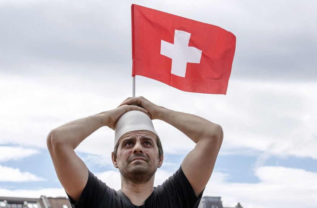 Dieser Fans trägt die Fahne der Schweiz auf dem Kopf.