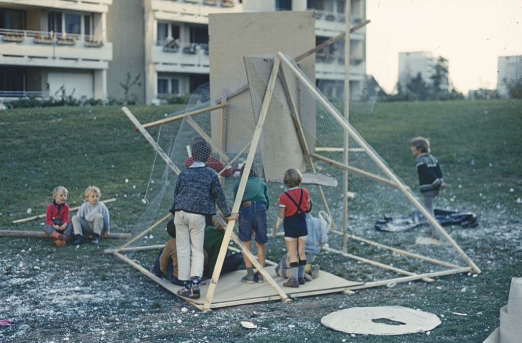 In der Folge der 68er-Bewegung wird der Spielplatz zum Ort des Experiments und der gemeinschaftlichen Aktion. Das Bild zeigt eine pädagogische Aktion in München-Neuperlach, 1971.