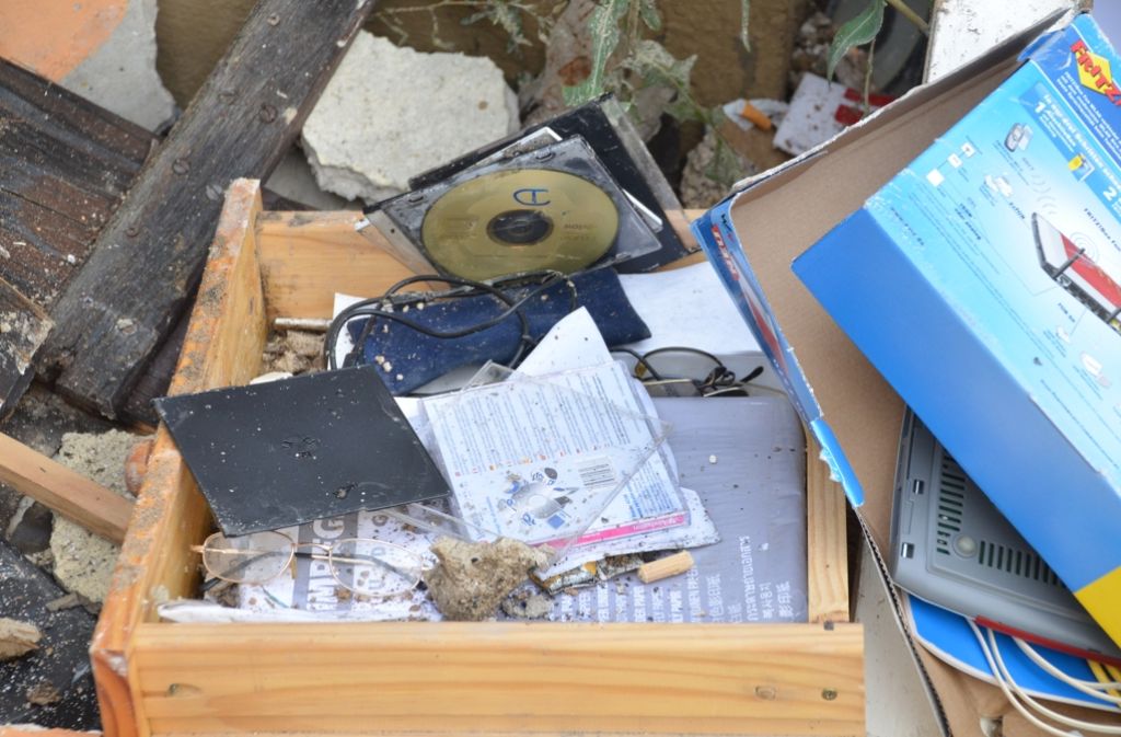 Zwischen den Trümmern liegen noch einzelne, scheinbar heil gebliebene Gegenstände und Möbelstücke wie diese Schublade ...