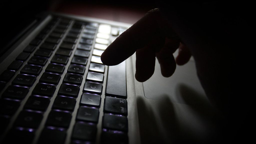  Cyber-Kriminelle haben eine neuen Masche, Computer mit einem Virus zu blockieren. Derzeit verschicken sie als Bewerbung getarnte E-Mails. Das Öffnen des Anhangs kann schwerwiegende Folgen haben. 