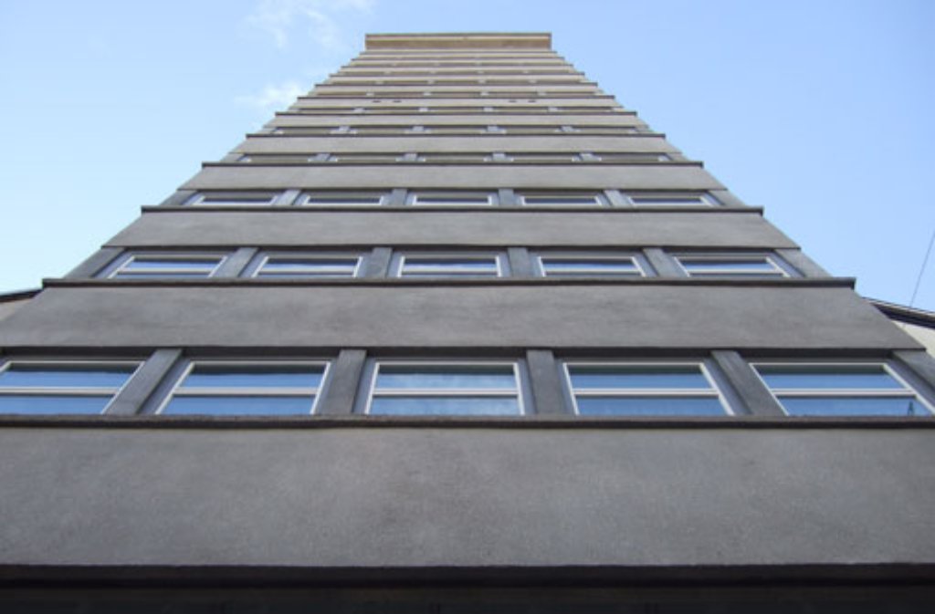 Seit 1928 schmückt sich Stuttgart mit dem ersten Stahlbetonhochhaus Deutschlands, dem Tagblattturm. Tatsächlich beheimatete das 18-stöckige Gebäude bis 1943 die Redaktionsräume samt Druckerei des "Stuttgarter Tagblatts". Nach dem Ende des Zweiten Weltkriegs wurde hier die "Stuttgarter Zeitung" heimisch. Nach ihrem Auszug 1978 wurde das Gebäude unter Denkmalschutz gestellt.