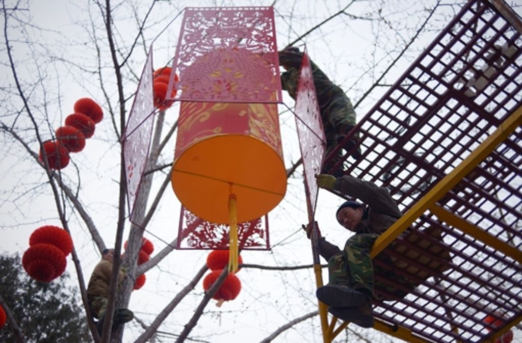 Seit Wochen arbeiten die Menschen in Peking daran, ihre Stadt für das Neujahrsfest zu schmücken.