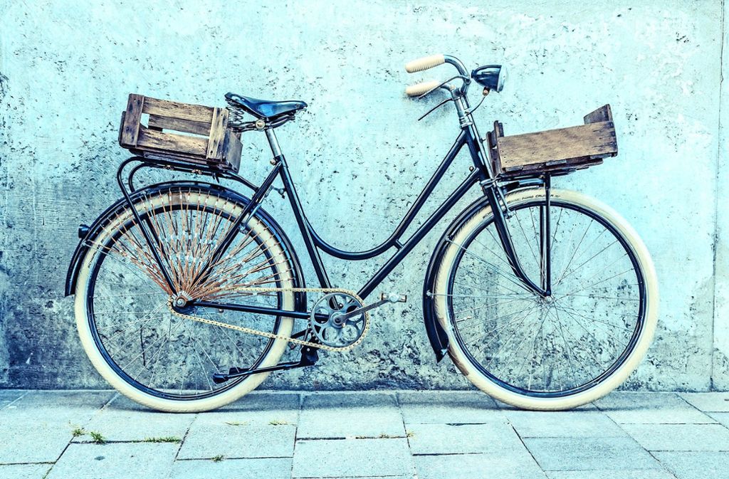 Ein schickes Damenrad mit Holzkisten, gefedertem Ledersattel und neuen Reifen.