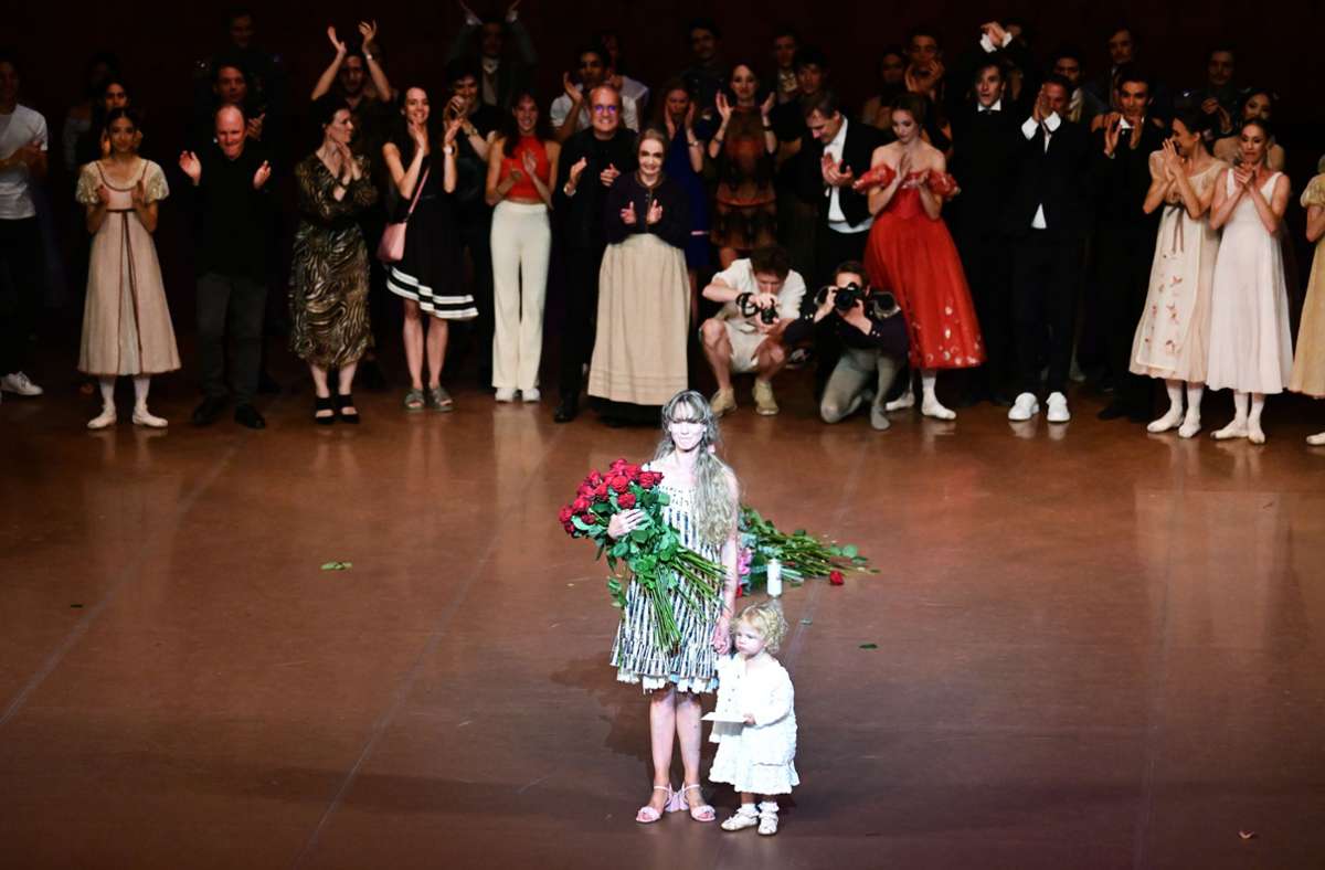 Starsolistin Alicia Amatriain zum Abschied mit ihrer Tochter auf der Bühne des Stuttgarter Balletts.