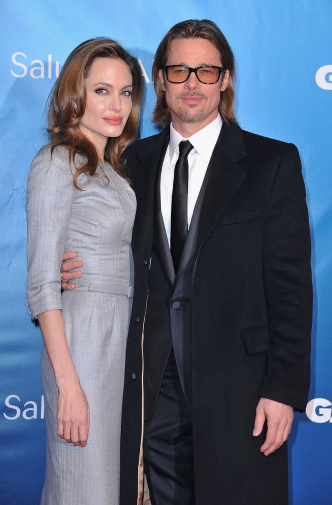 Halt mich fest! Bei der Berlinale 2012 zeigen sich Brad Pitt und Angelina Jolie ihren Fans. Über die Jahre betrachtet erkennt man: Pitt wechselt seine Stile wesentlich öfter als seine Lebenspartnerin.