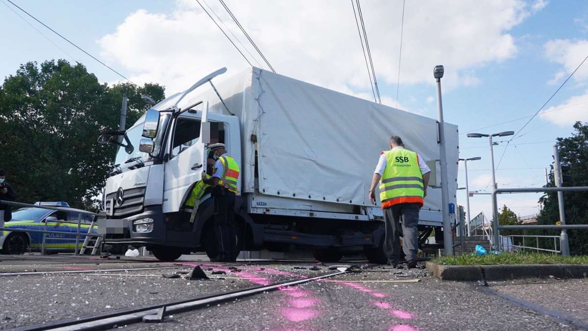 Unfall in Stuttgart-Feuerbach: Lkw kollidiert mit Stadtbahn – ein Verletzter
