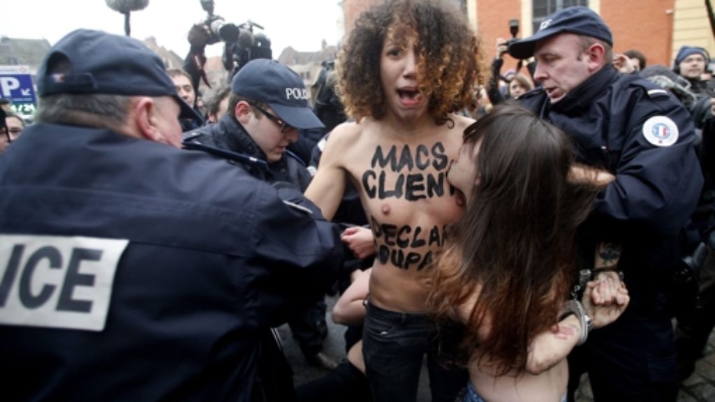 Strauss-Kahn-Prozess: Femen-Frauen begrüßen DSK oben ohne
