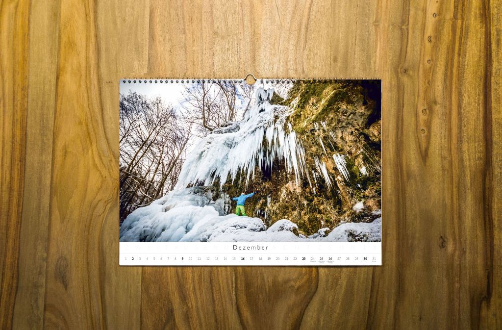 Auf der Dezember-Seite des Schwarzwald-Kalenders ist der zugefrorene Wasserfall in Bad Urach zu sehen.