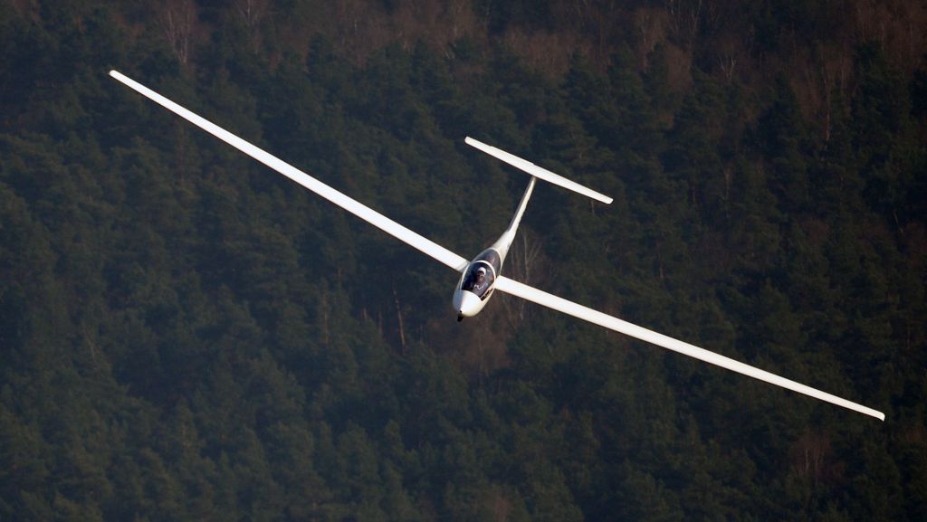  Das dürfte in Lenningen für Verwunderung gesorgt haben: Mitten auf einem Feldweg landet plötzlich ein 24-Jähriger mit seinem Segelflugzeug. 
