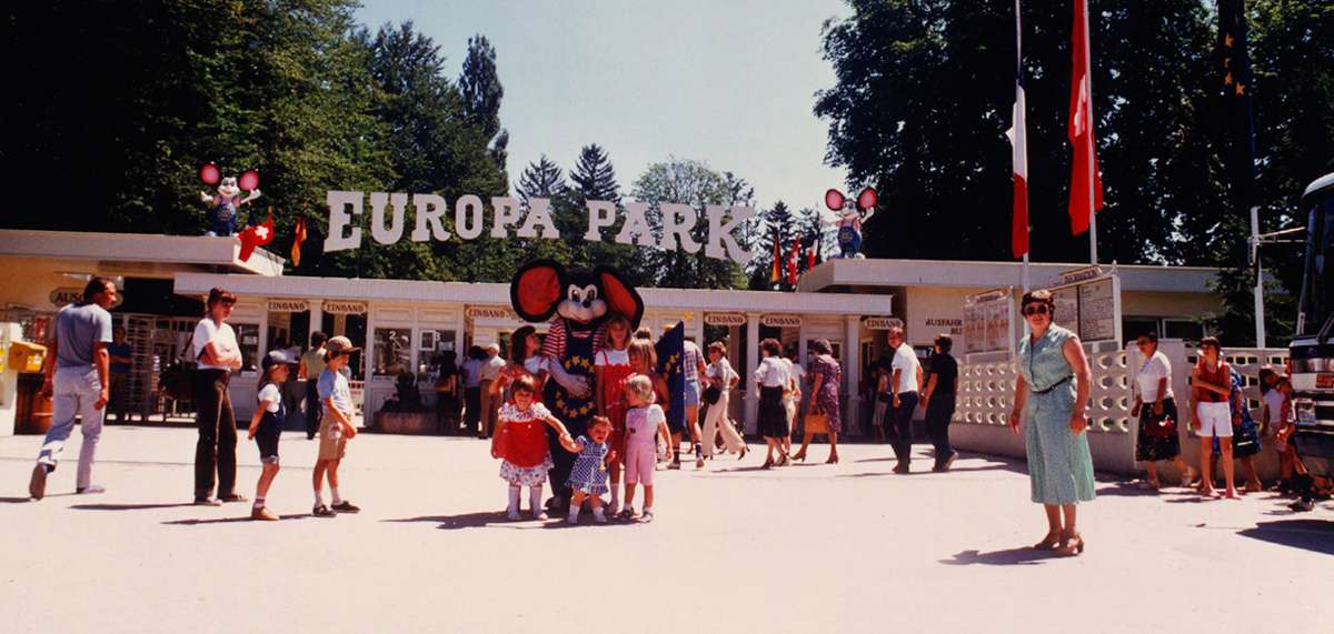 Schon 1977 posierte die Euromaus mit Kindern für Fotos.