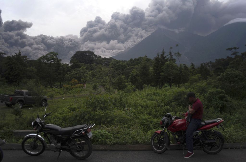 Der Feuervulkan sorgt für riesige Rauchwolken.